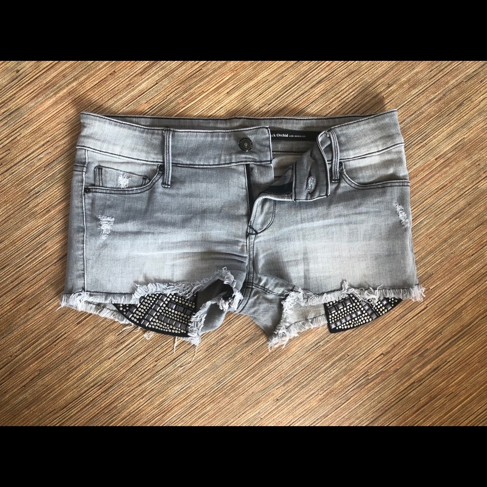 Super cute Black Orchard cut off jeans size 28